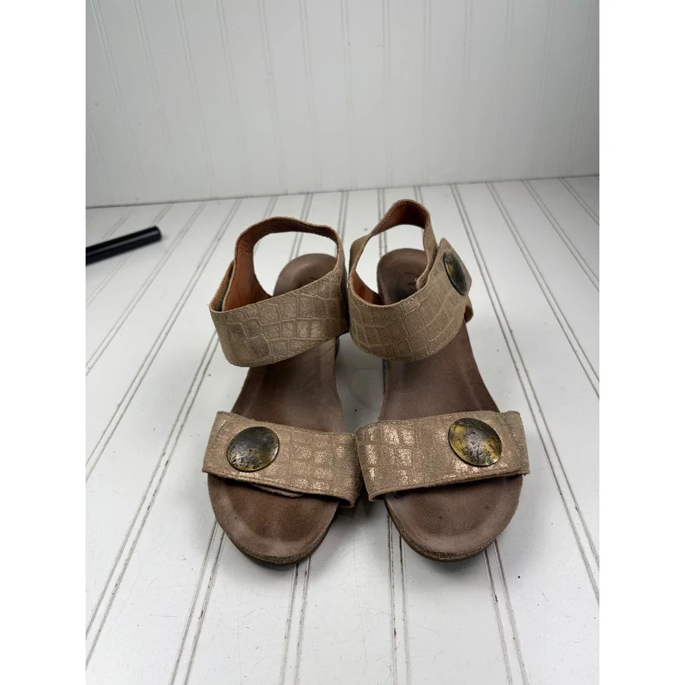 Taos Carousel 2 Metallic Gold Embossed Leather Wedge Sandals Women's Size 7-7.5